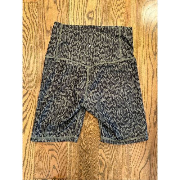 Old Navy Green and Black Snakeskin Print Womens Bike Shorts Size Medium - Picture 3 of 4